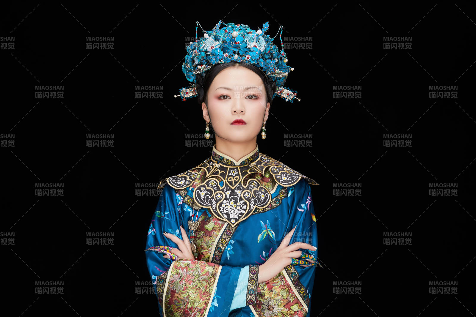 黑色背景下的清代女性古装造型清朝古装图片