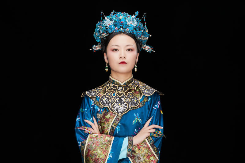 黑色背景下的清代女性古装造型清朝古装图片