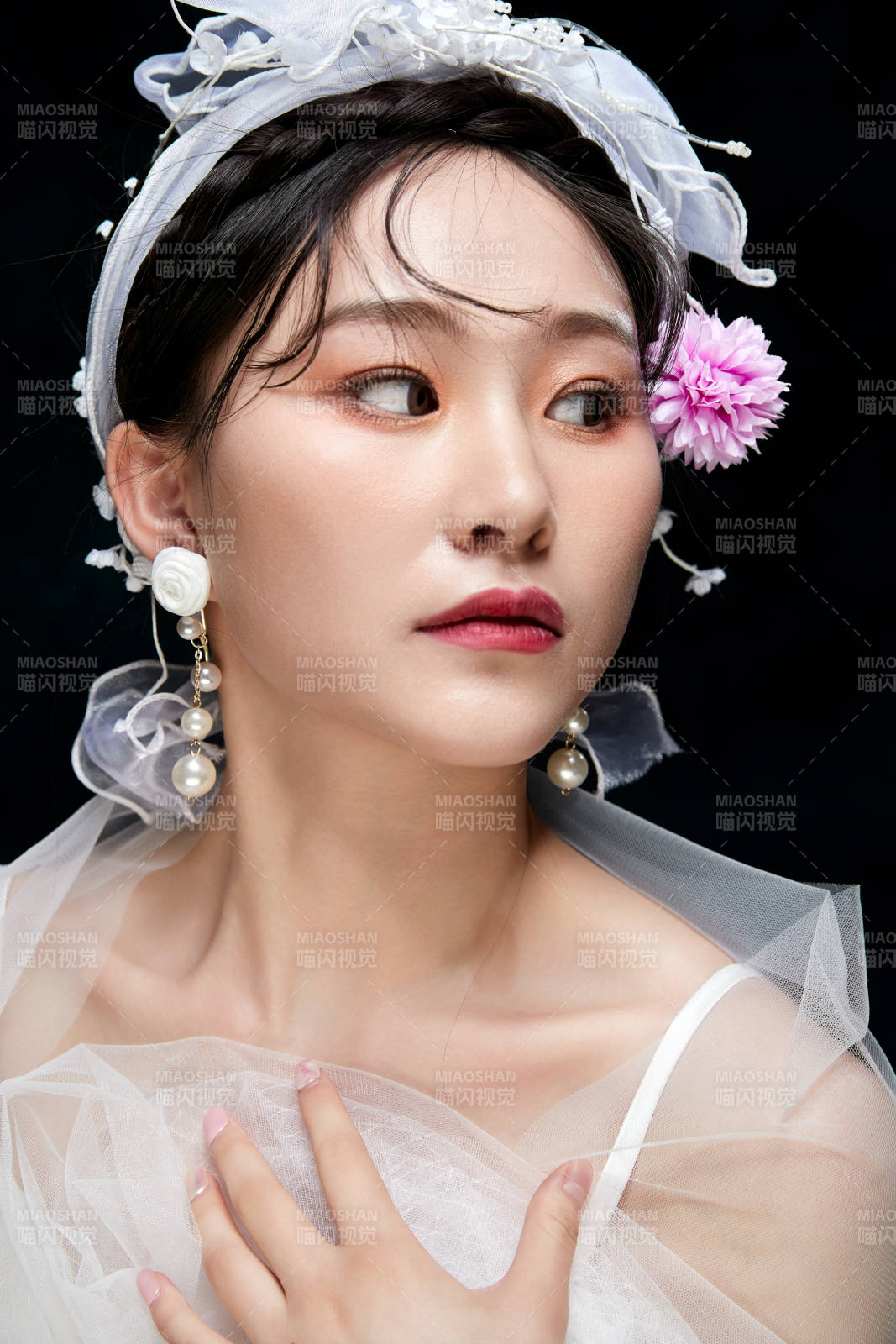 黑色背景下的女性复古婚纱妆面图片
