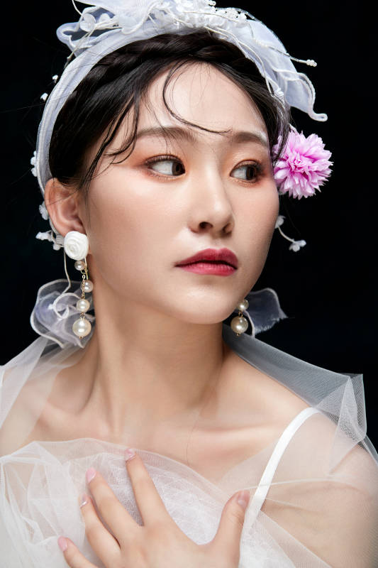 黑色背景下的女性复古婚纱妆面图片