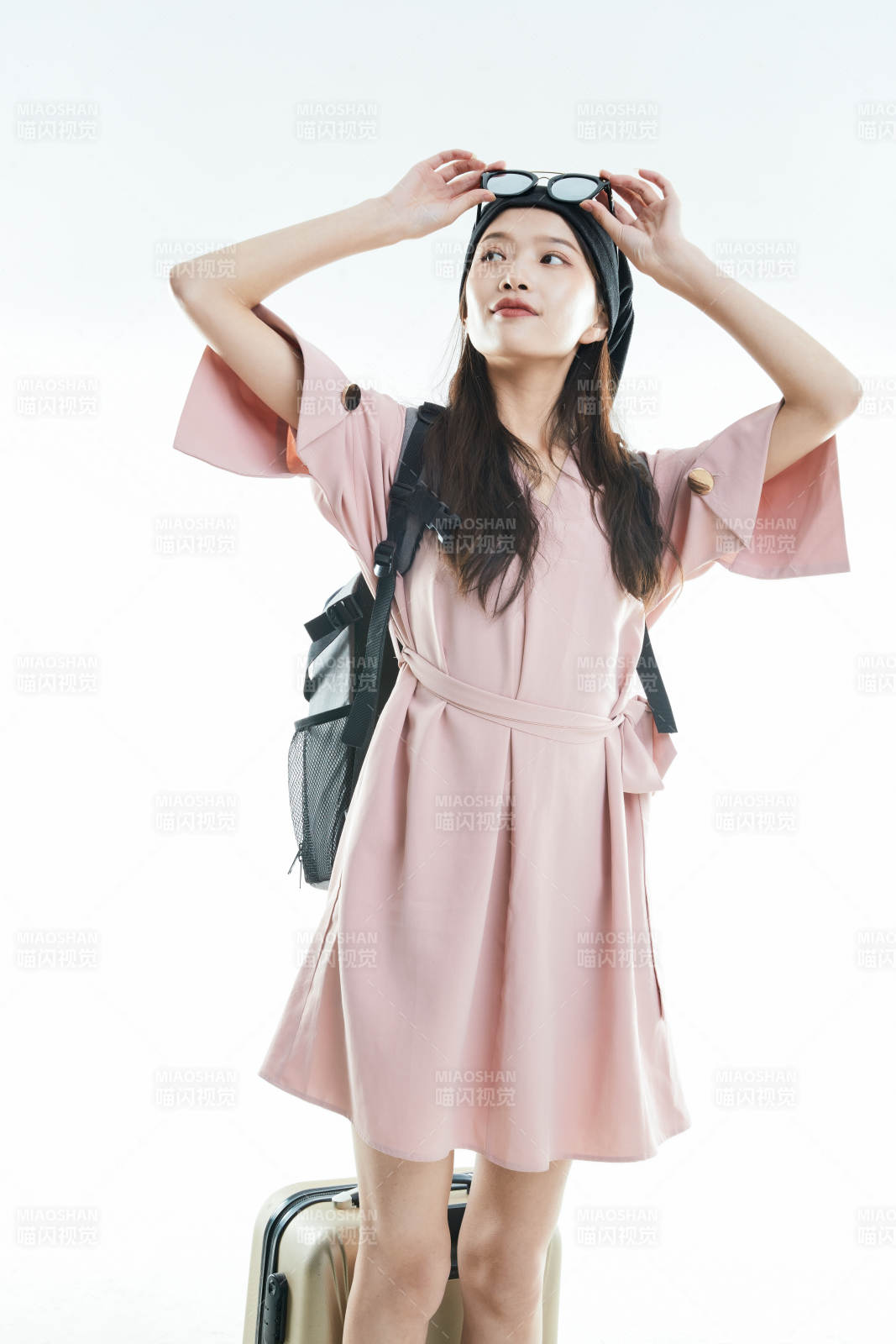 白色背景下准备出发旅行的美丽东方女大学生图片