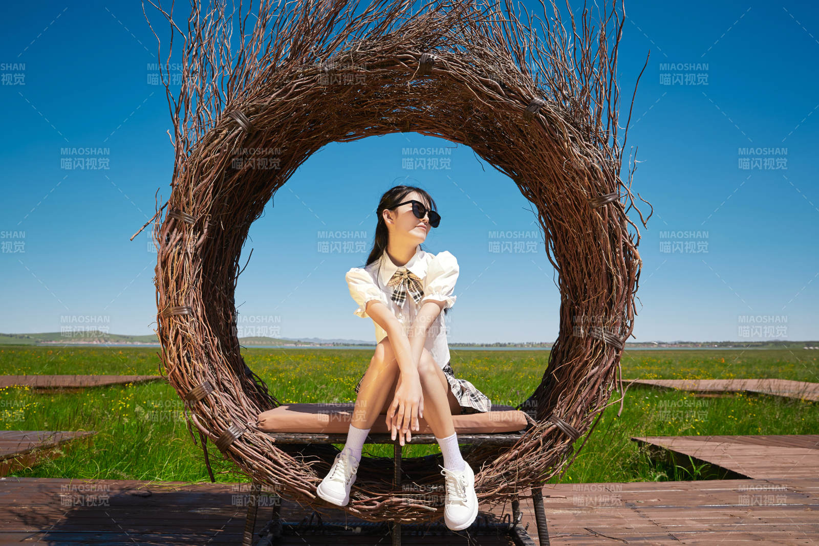 盛夏在草原湿地公园游玩的姑娘图片