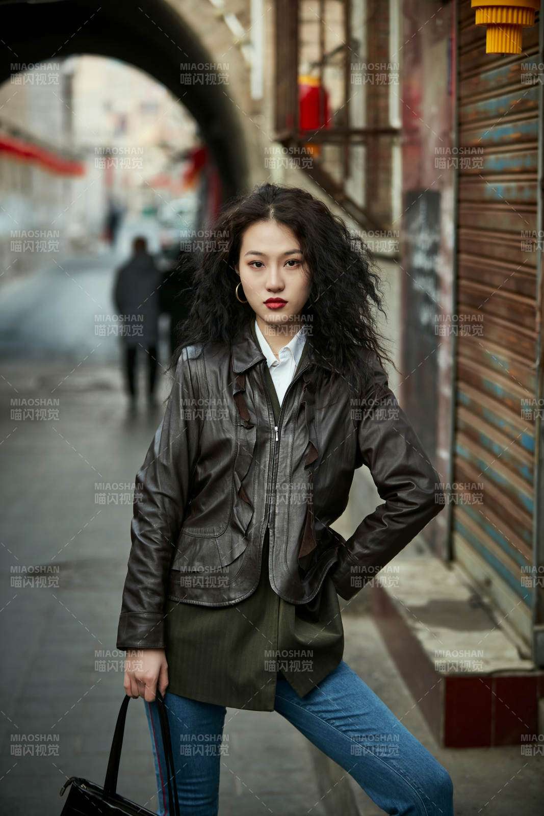 老旧城区里穿着复古港风的美丽清纯少女图片