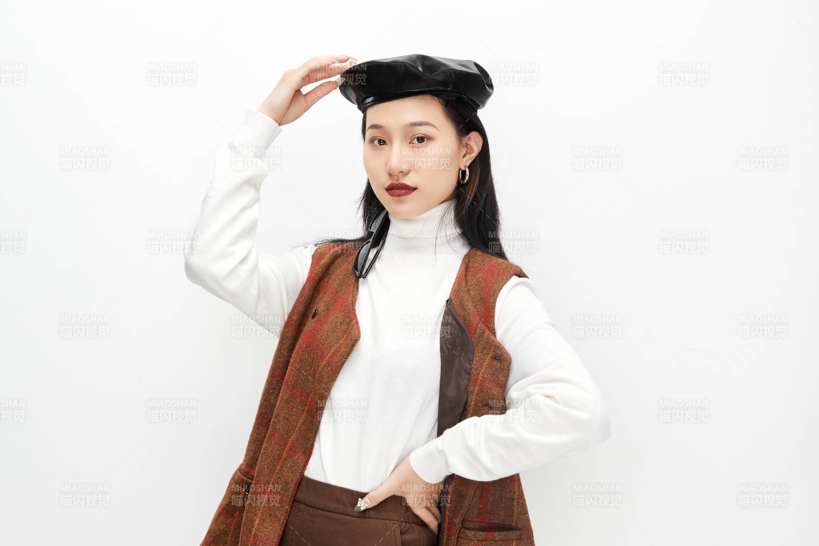 身穿复古服装的亚洲少女人像图片