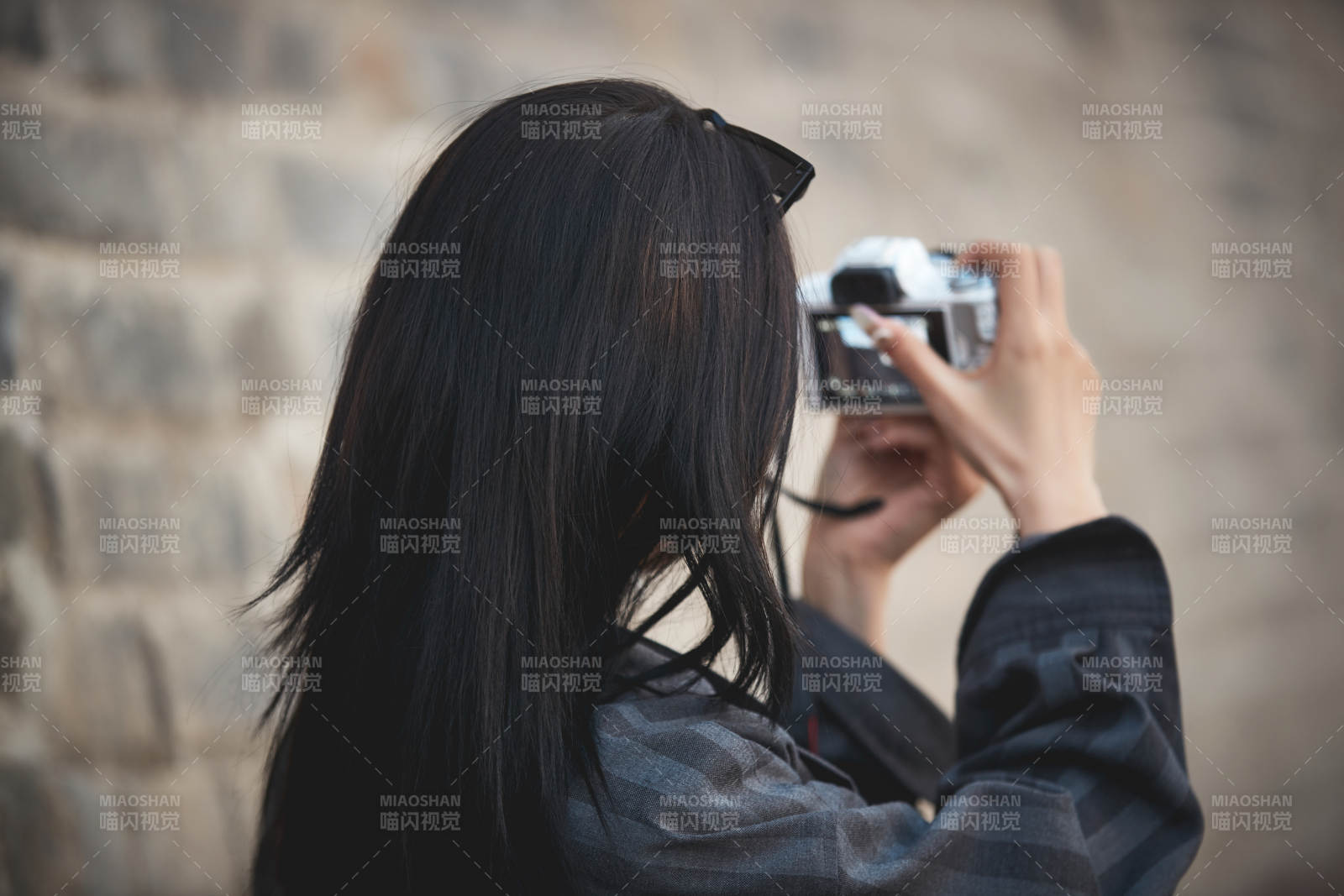 手持相机拍摄的港风少女图片