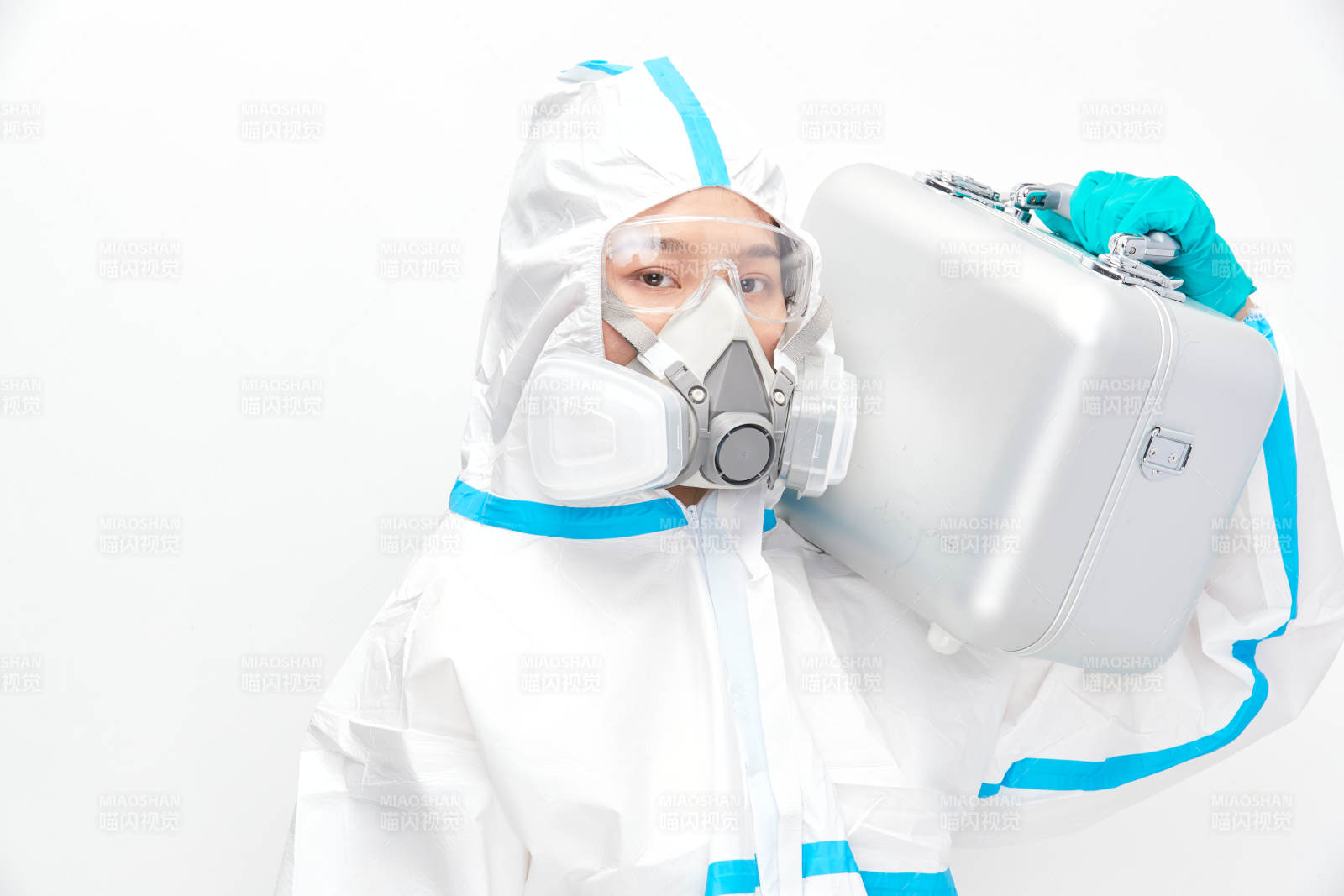 穿白色防护服佩戴护目镜口罩的女性医疗人员图片