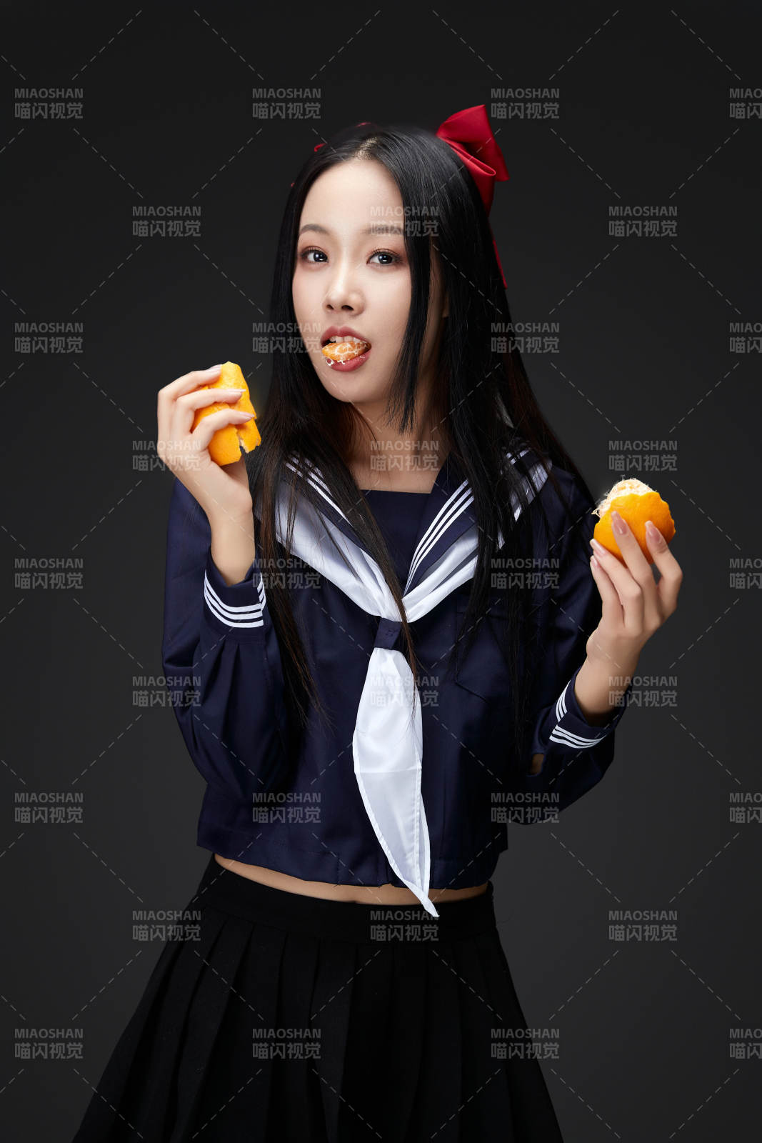 吃水果的亚洲东方长发少女图片