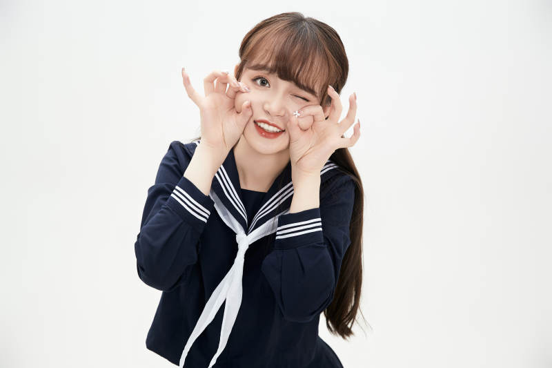 身穿日系高中制服的美丽少女图片