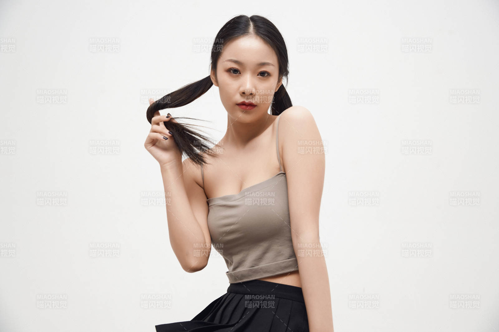 白色背景下的美丽可爱大学生图片