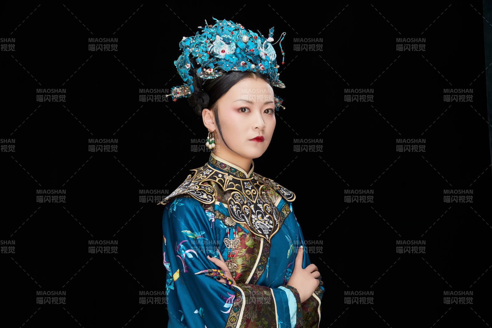 黑色背景下的清代女性古装造型清朝古装图片