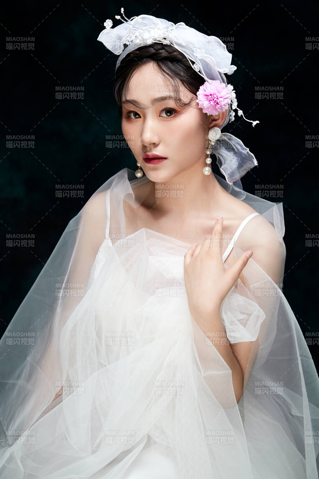 黑色背景下的女性复古婚纱妆面图片