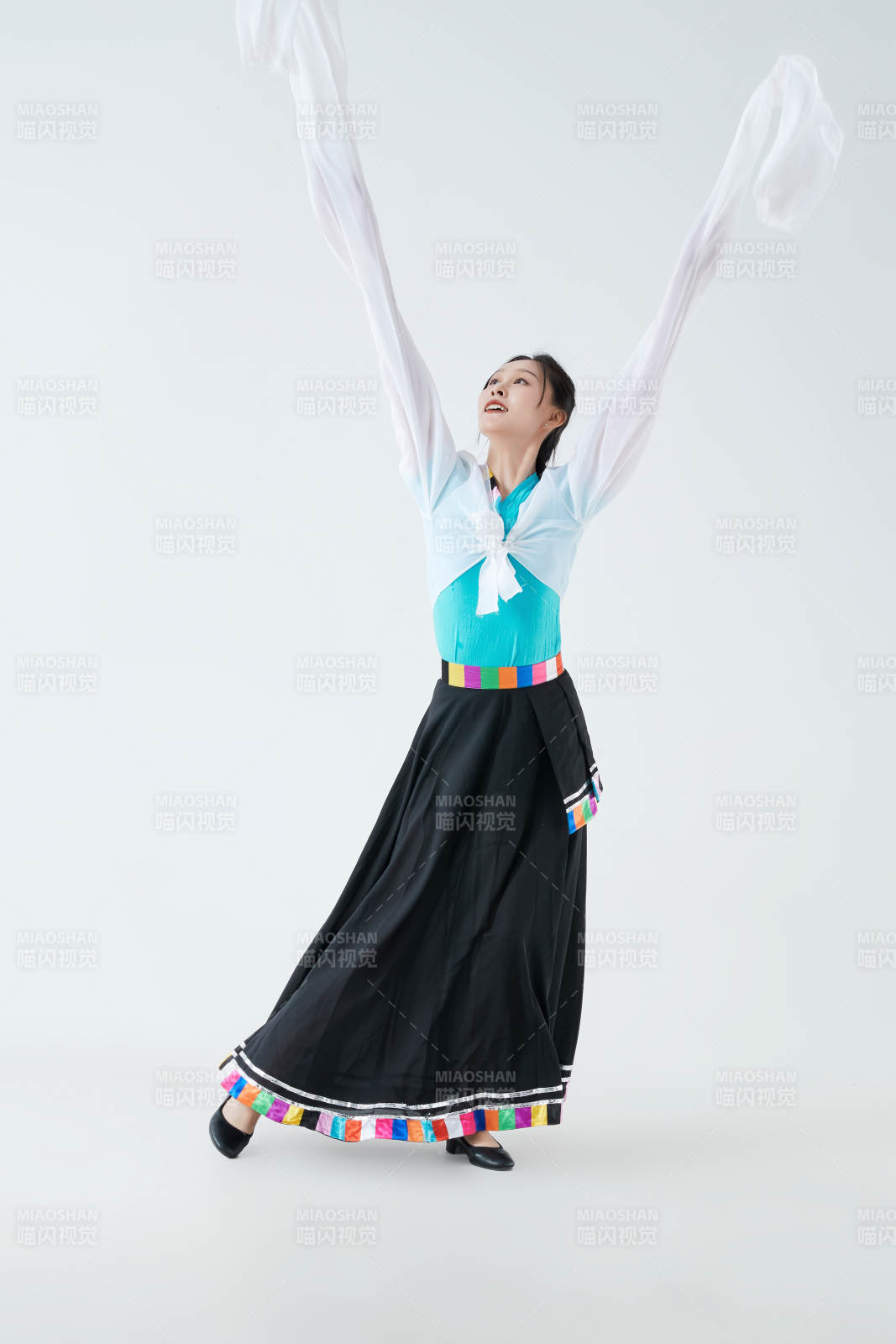 穿着藏族服饰跳着藏族舞蹈的少女图片