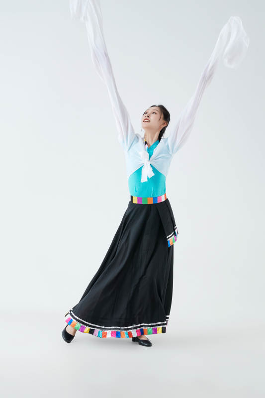 穿着藏族服饰跳着藏族舞蹈的少女图片