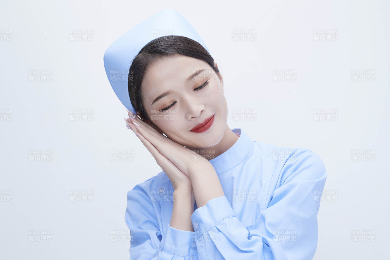 身穿蓝色护士服展示各种表情的漂亮女护士图片