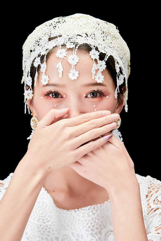 黑色背景下的美妆新娘彩妆人像图片