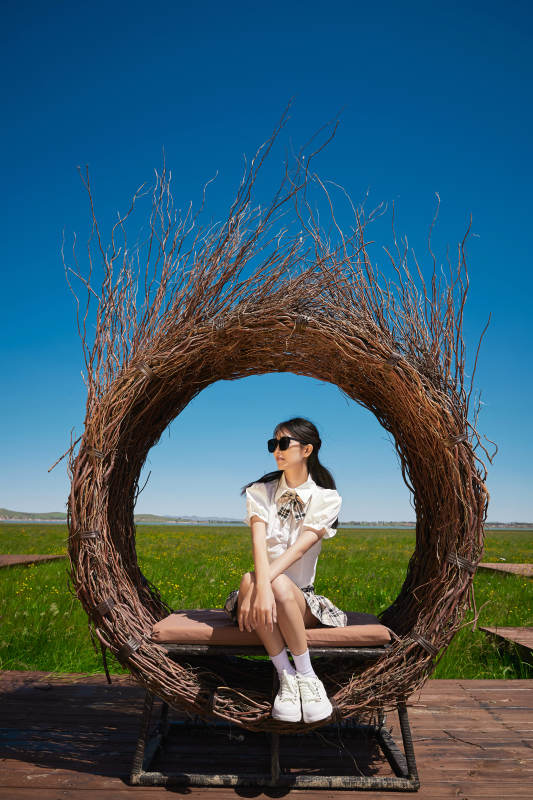 盛夏在草原湿地公园游玩的姑娘图片