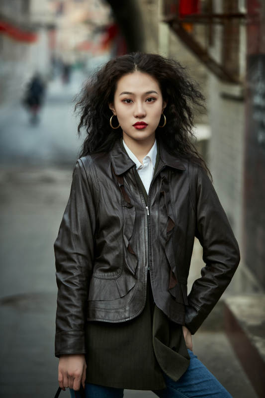 老旧城区里穿着复古港风的美丽清纯少女图片