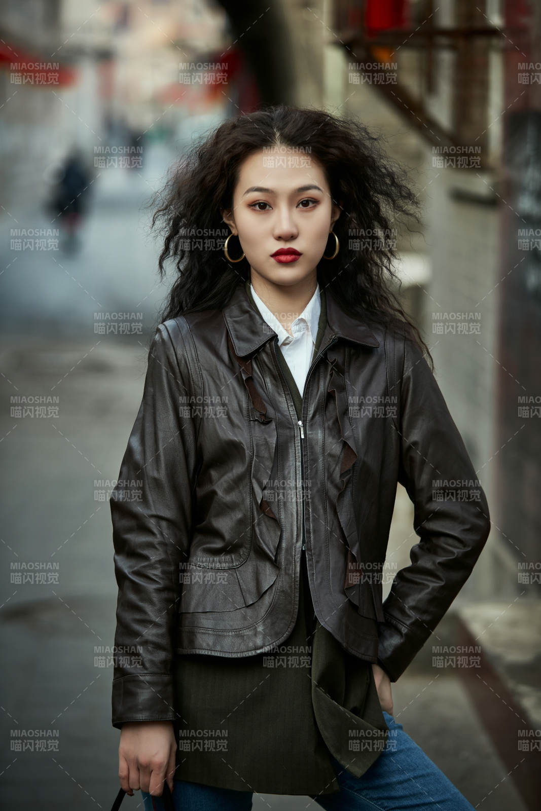 老旧城区里穿着复古港风的美丽清纯少女图片