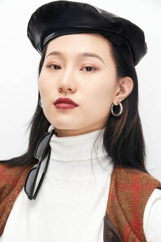 身穿复古服装的亚洲少女人像图片