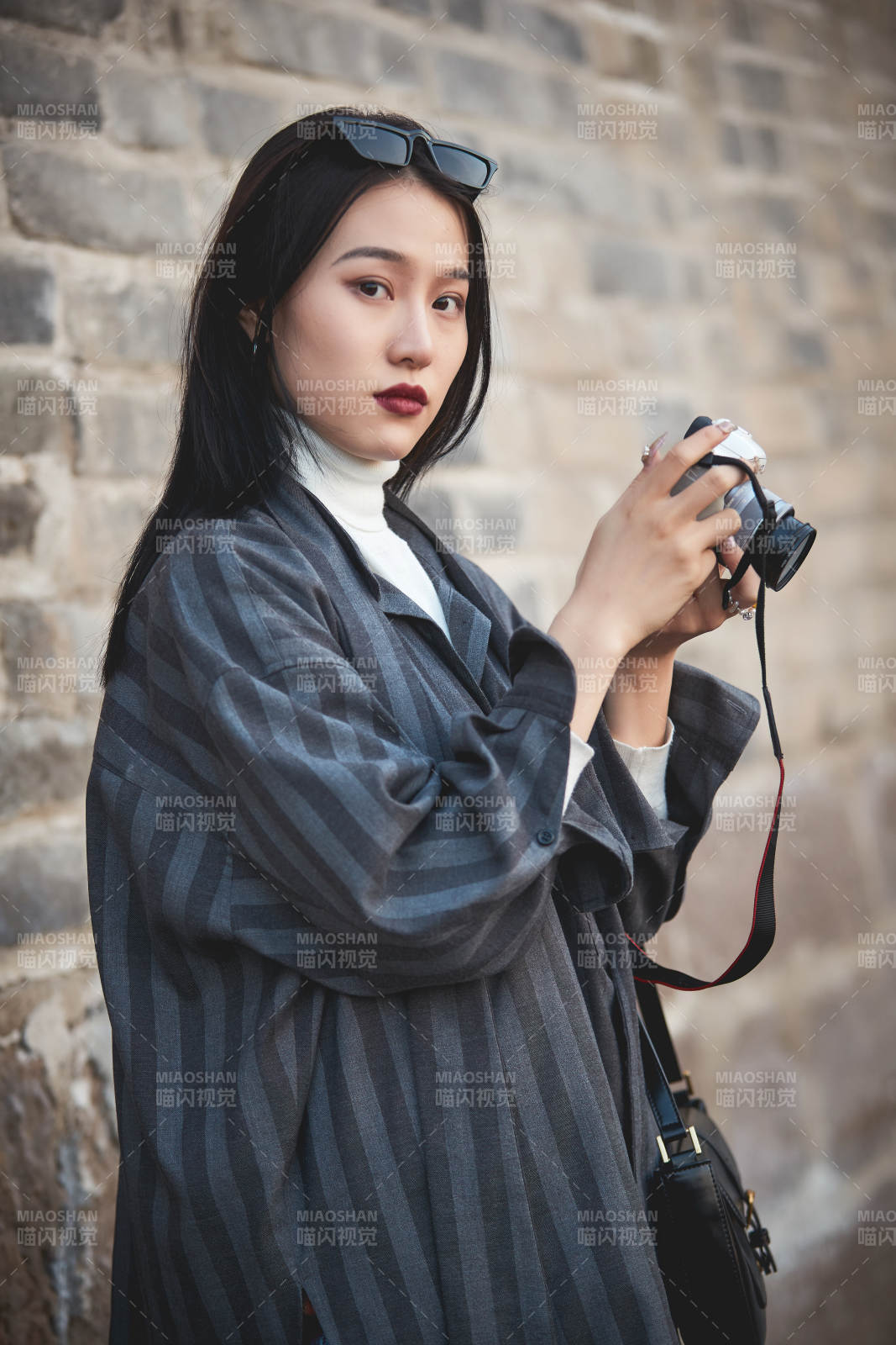 手持相机拍摄的港风少女图片