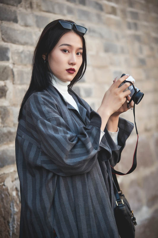 手持相机拍摄的港风少女图片