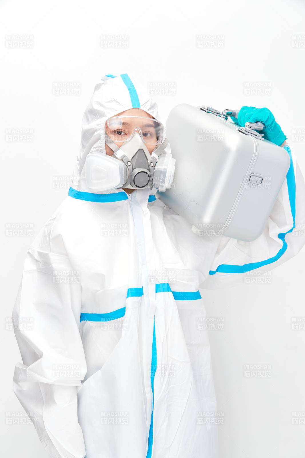 穿白色防护服佩戴护目镜口罩的女性医疗人员图片