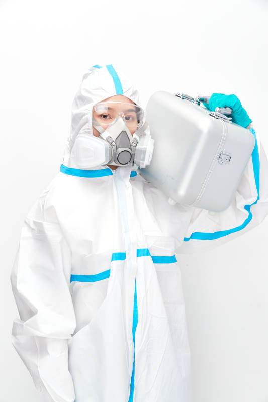 穿白色防护服佩戴护目镜口罩的女性医疗人员图片