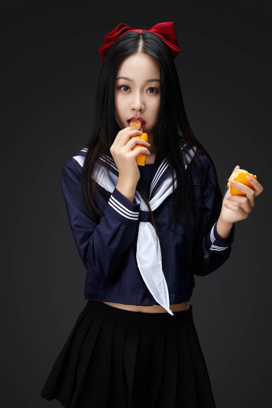 吃水果的亚洲东方长发少女图片