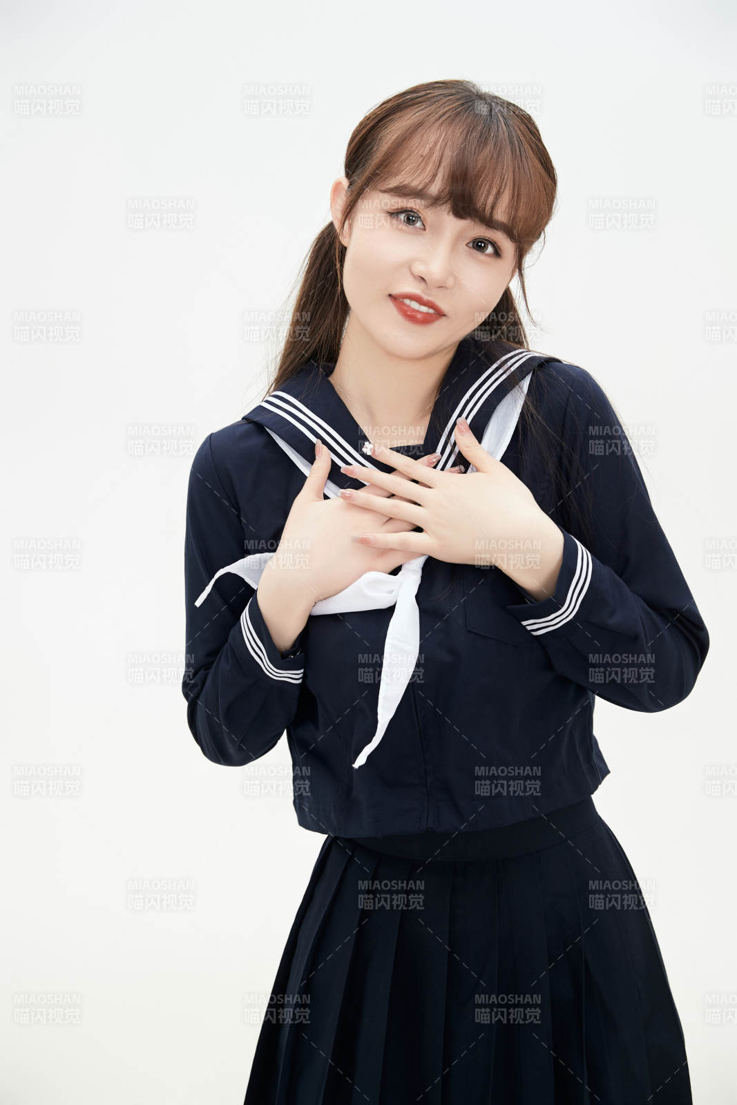 身穿日系高中制服的美丽少女图片