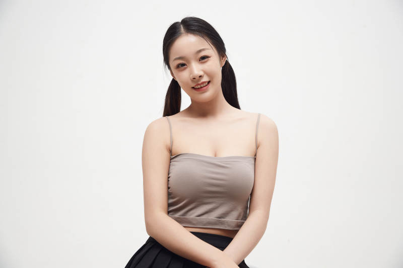 白色背景下的美丽可爱大学生图片