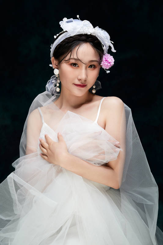 黑色背景下的女性复古婚纱妆面图片
