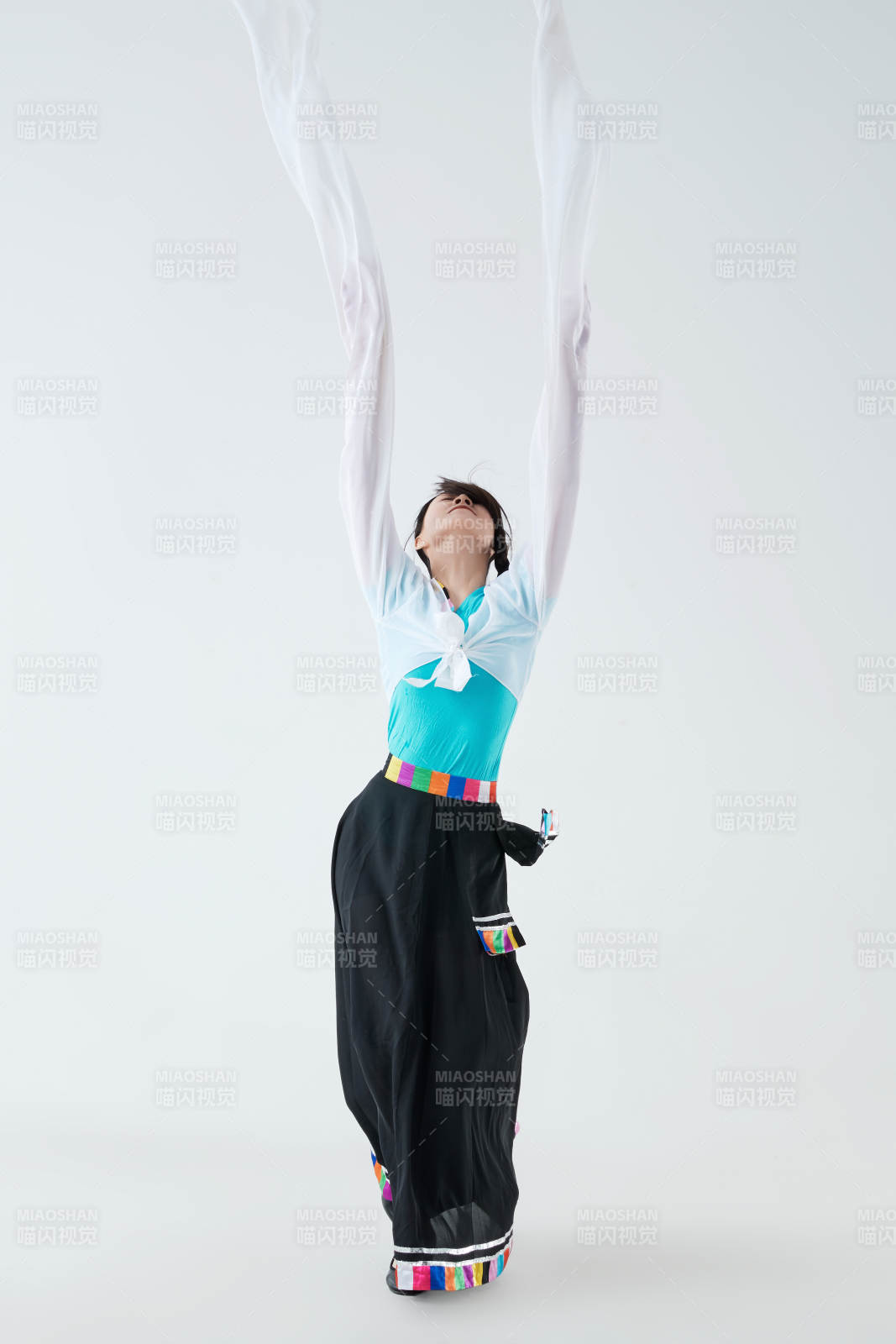 穿着藏族服饰跳着藏族舞蹈的少女图片