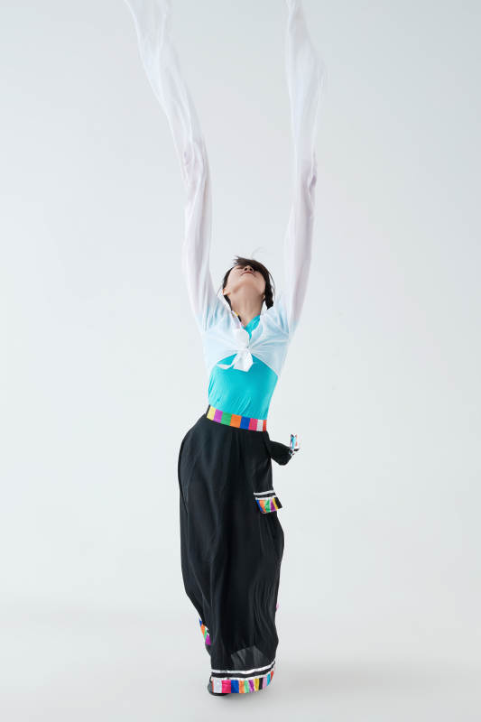 穿着藏族服饰跳着藏族舞蹈的少女图片