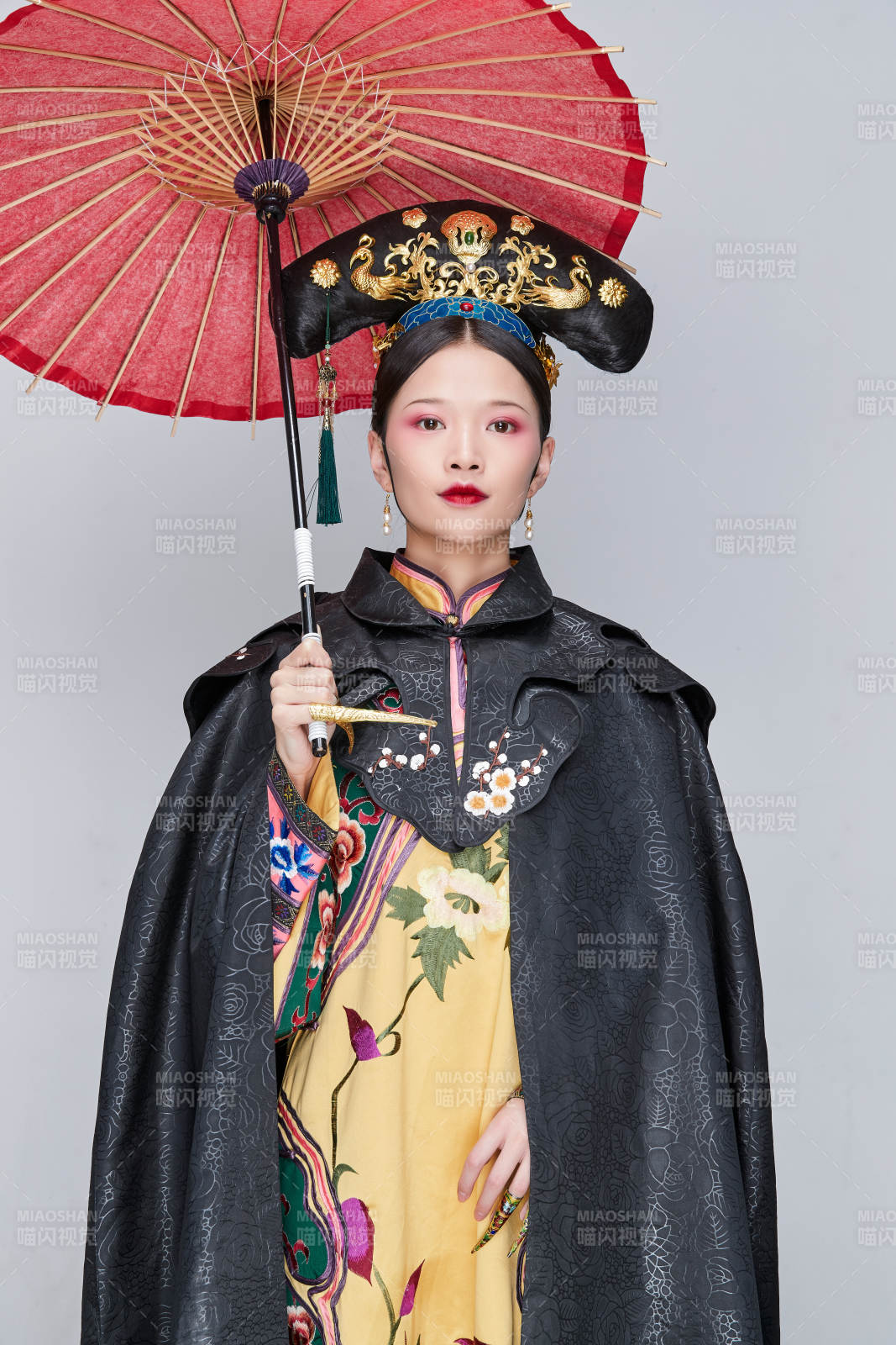 白色背景下的清代女性古装造型清朝古装图片