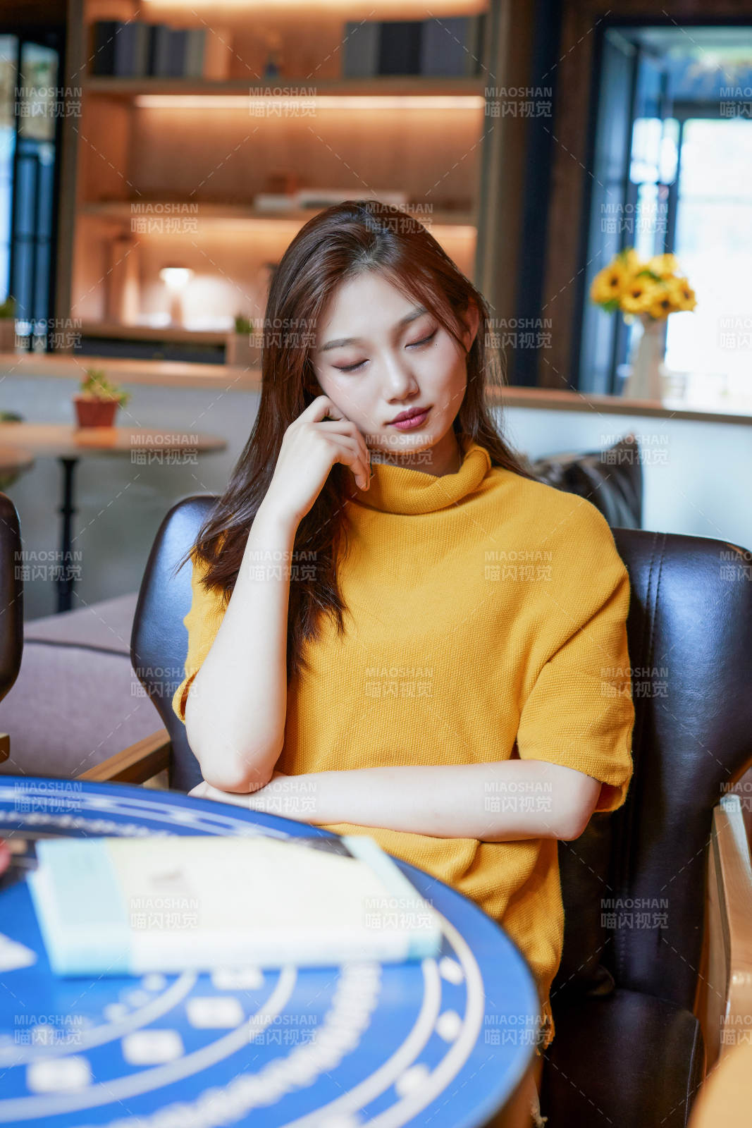 在图书咖啡馆阅读书籍的少女图片