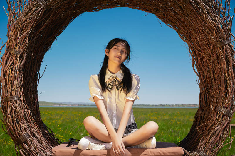 盛夏在草原湿地公园游玩的姑娘图片