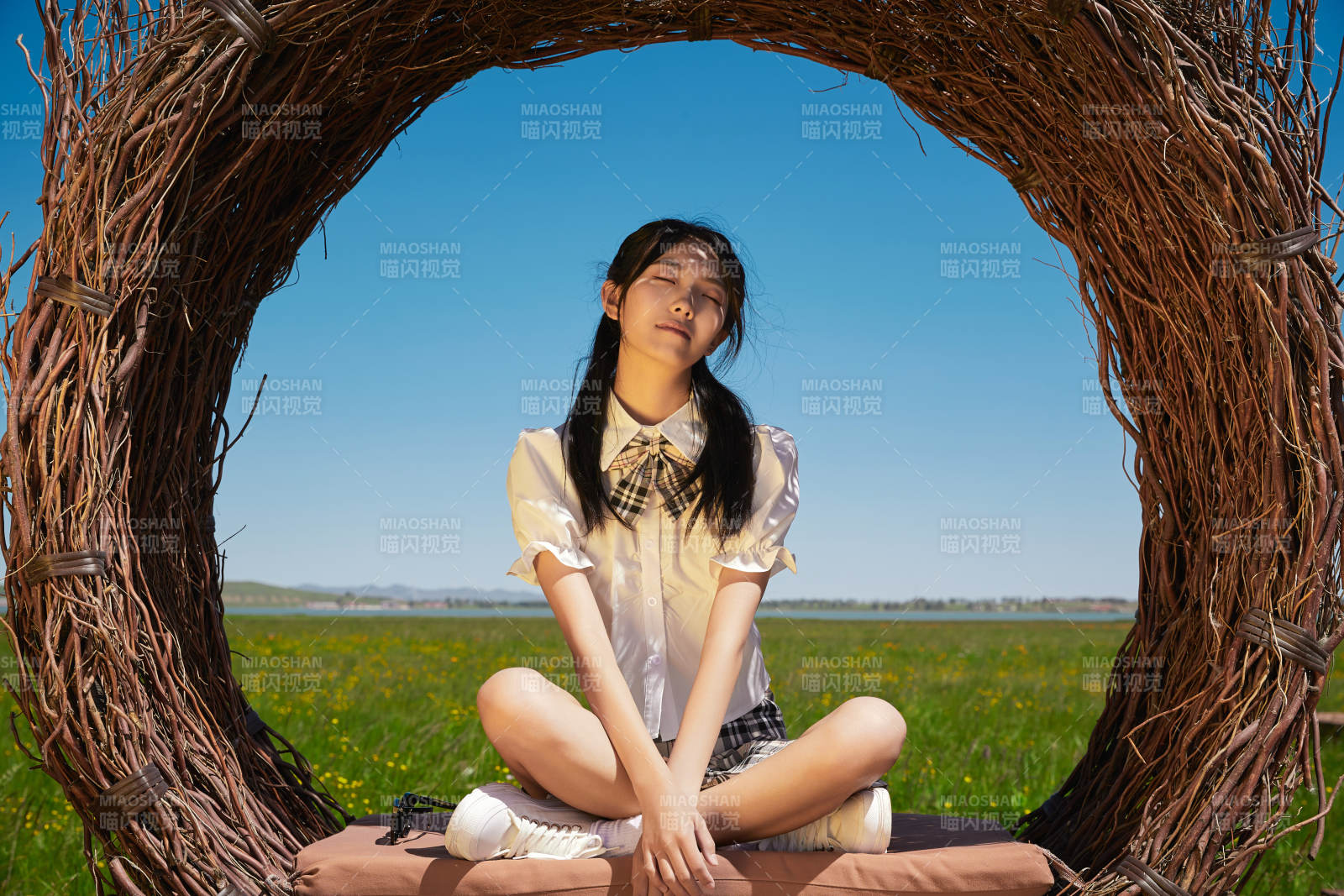 盛夏在草原湿地公园游玩的姑娘图片