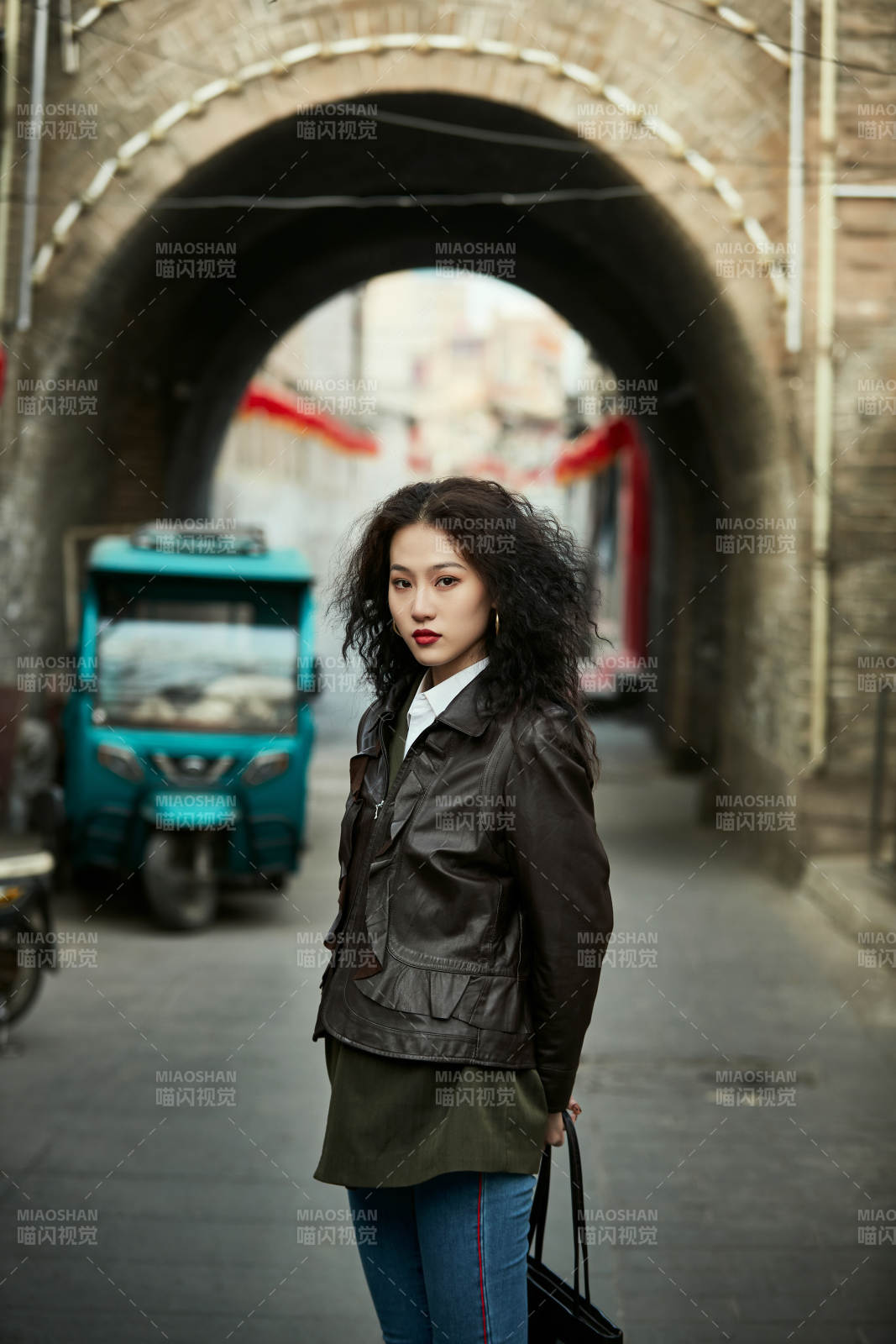 老旧城区里穿着复古港风的美丽清纯少女图片