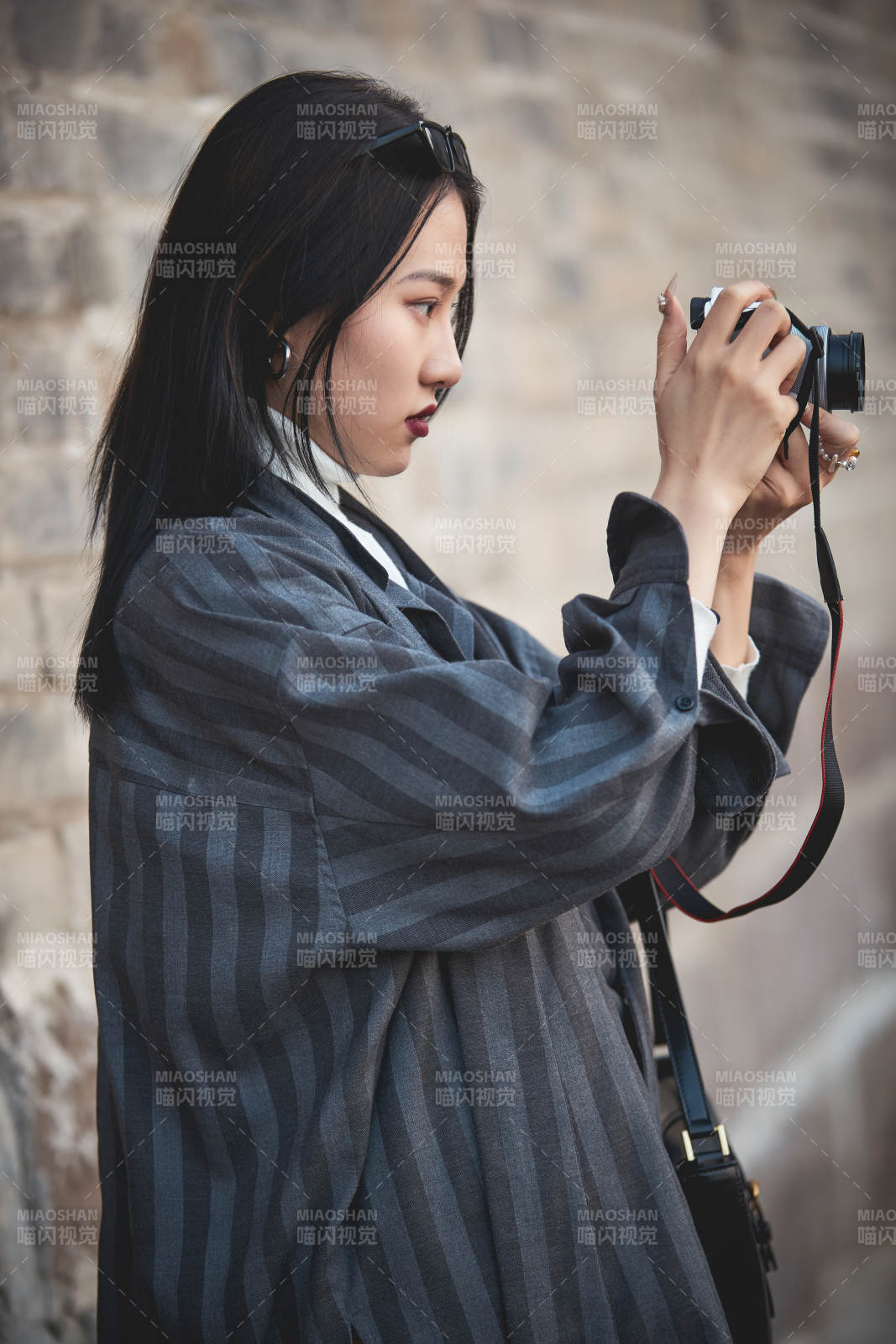 手持相机拍摄的港风少女图片