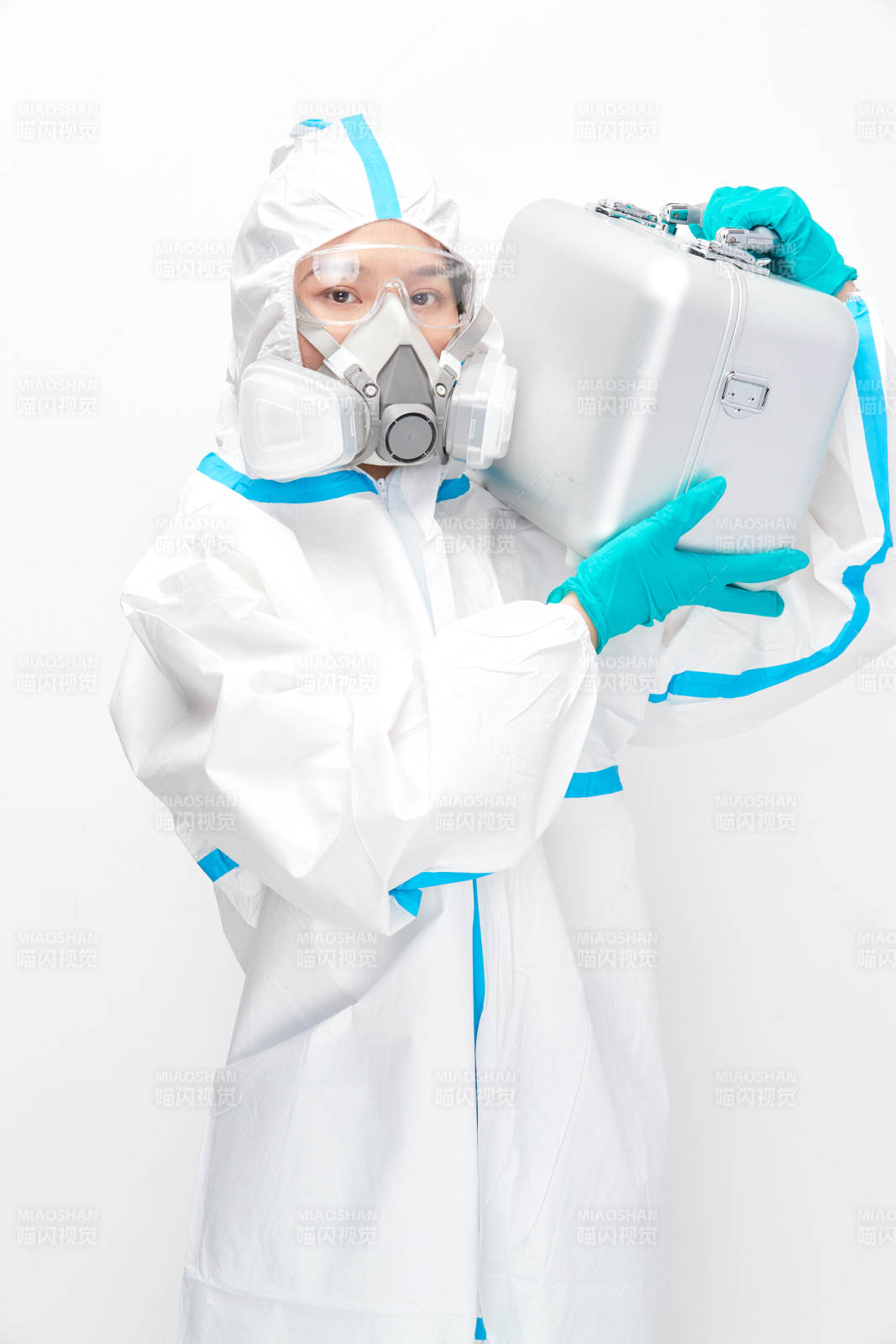 穿白色防护服佩戴护目镜口罩的女性医疗人员图片