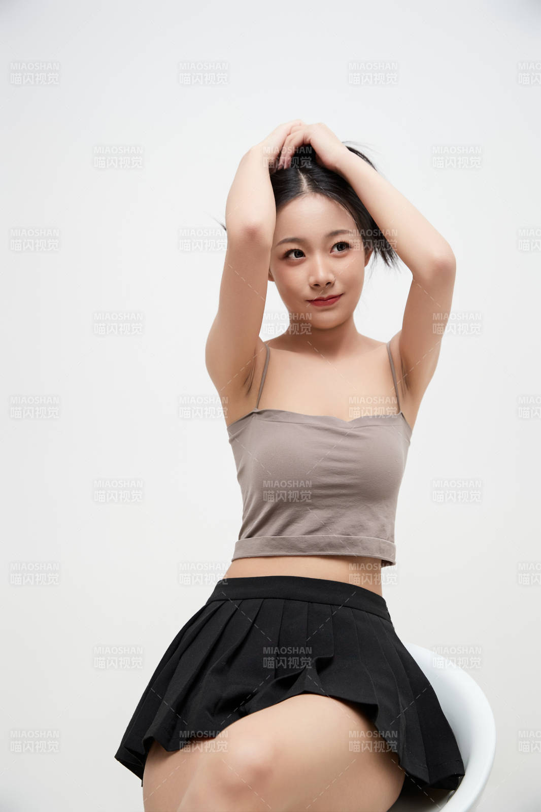 白色背景下的美丽可爱大学生图片