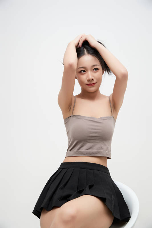 白色背景下的美丽可爱大学生图片