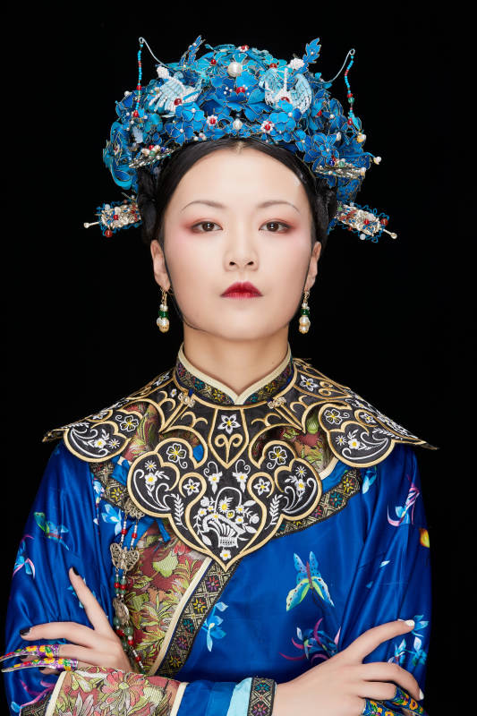 黑色背景下的清代女性古装造型清朝古装图片