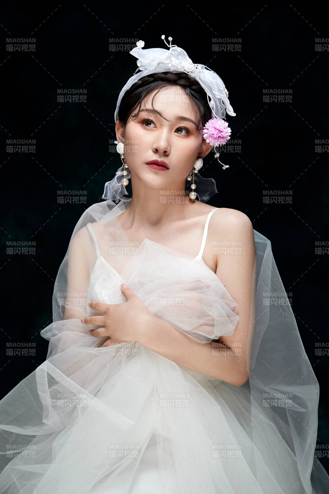 黑色背景下的女性复古婚纱妆面图片