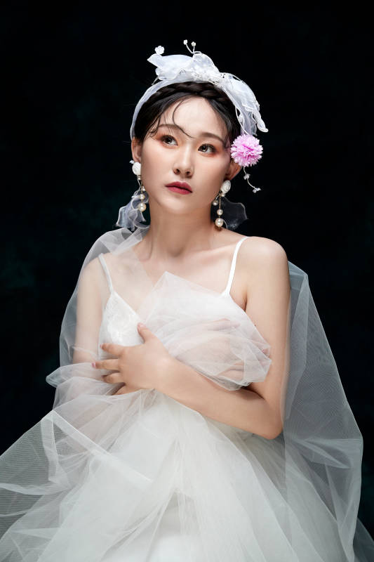 黑色背景下的女性复古婚纱妆面图片
