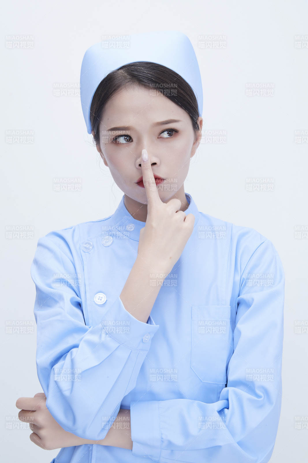 身穿蓝色护士服展示各种表情的漂亮女护士图片