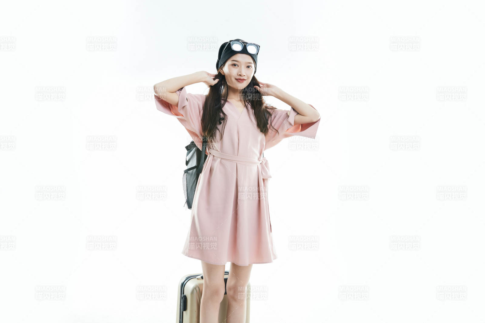 白色背景下准备出发旅行的美丽东方女大学生图片