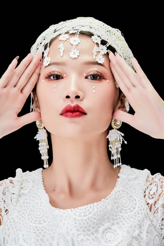 黑色背景下的美妆新娘彩妆人像图片