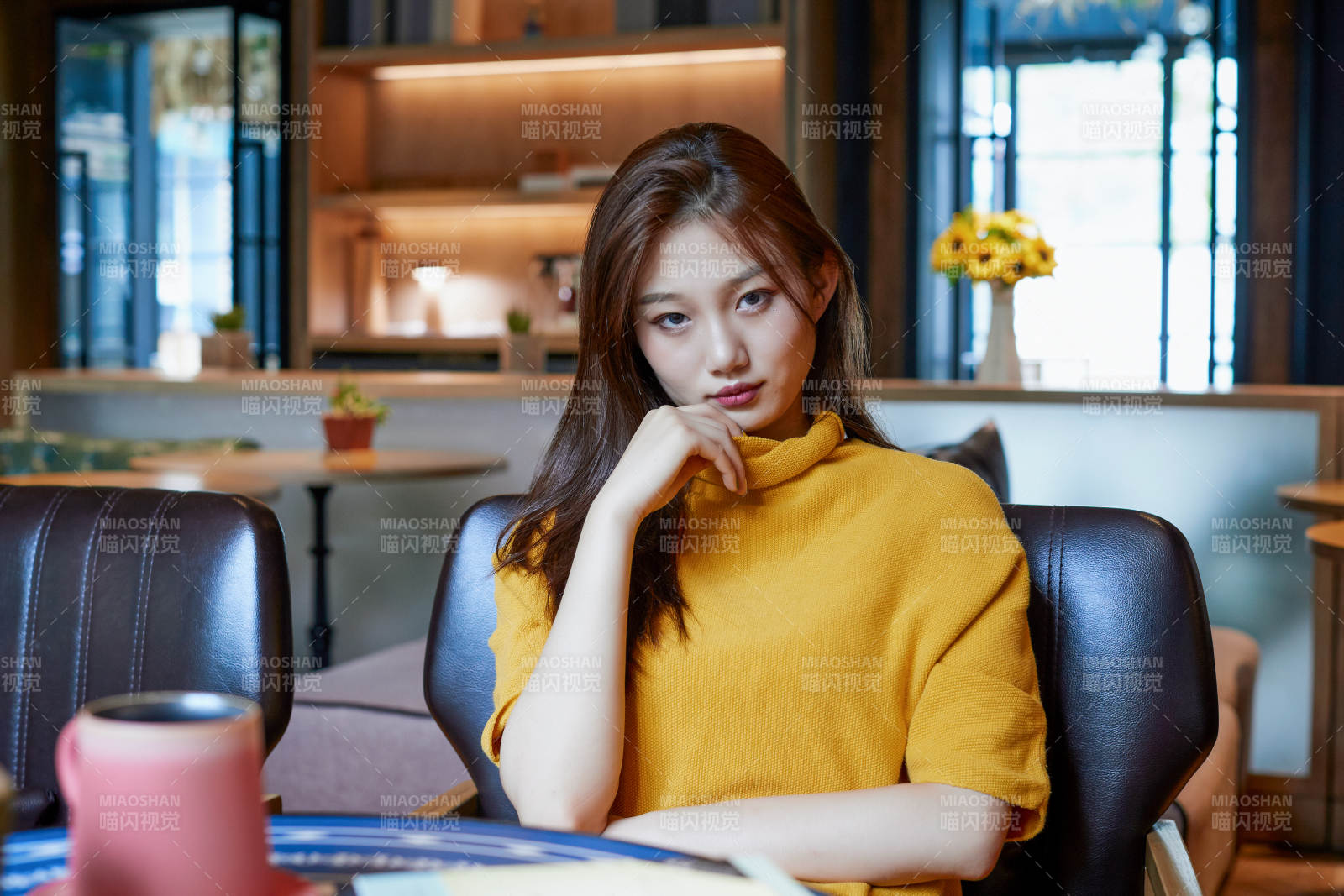 在图书咖啡馆阅读书籍的少女图片