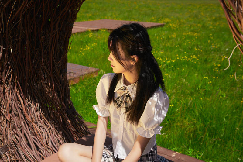 盛夏在草原湿地公园游玩的姑娘图片